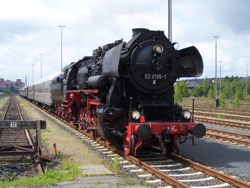 Der Sonderzug von Nrnberg nach Neuenmarkt-Wirsberg, gezogen von der 52 8195-1 der FME, im Bahnhof Weiden/Oberpfalz.
(Foto aufgenommen am 4.6.2006)