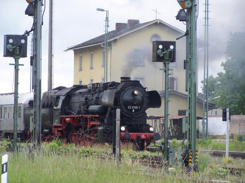 Der Sonderzug von Nrnberg nach Neuenmarkt-Wirsberg, gezogen von der 52 8195-1 der FME, im Bahnhof Pressath.
(Foto aufgenommen am 4.6.2006)