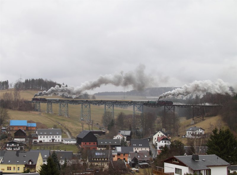 Der Sonderzug zum vorlufigen Abschied der 50 3648 auf dem Markersbacher Viadukt. Am Zugende schiebt 58 311 mit.