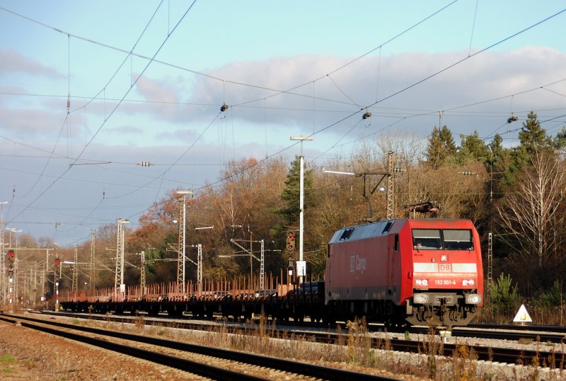 Der Sonne entgegen: 152 001-4, die Erste aller 152er, rumpelt mit einem kurzen Stahlwagentransport ber die KBS 980 Richtung Ulm. (Nov. 2008).
