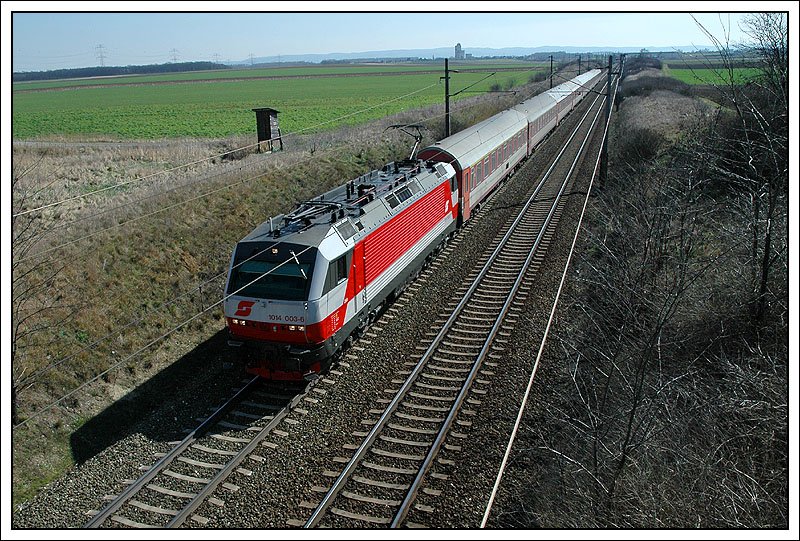Der Sonnenstand f�r Z�ge aus dem Osten ist am Vormittag an der Ostbahn leider nicht optimal. Aber damit es nicht nur optimal ausgeleuchtete Bilder gibt – 1014 003 mit dem IC 402 „Gerlach“ von Kosice nach Wien West aufgenommen am 11.3.2007 ca. 2 km westlich von Gramatneusiedl.