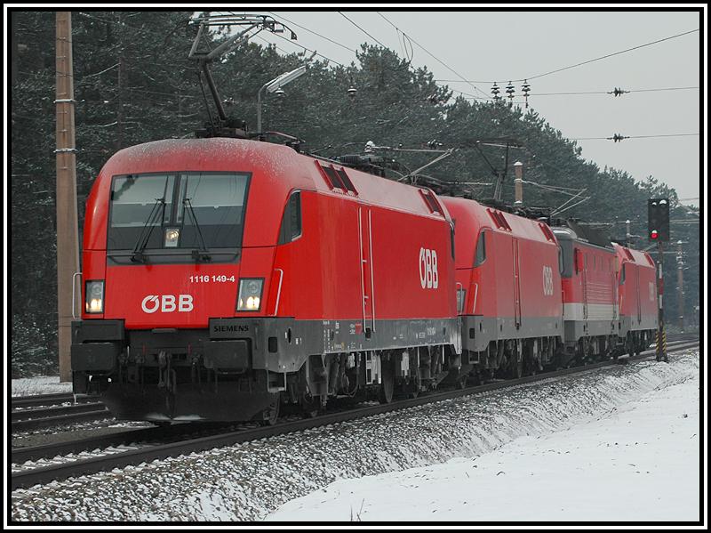 Der sonntgliche Lokzug von Bruck an der Mur nach Wien angefhrt von 1116 149 am 26.2.2006 bei der Durchfahrt in St. Egyden.