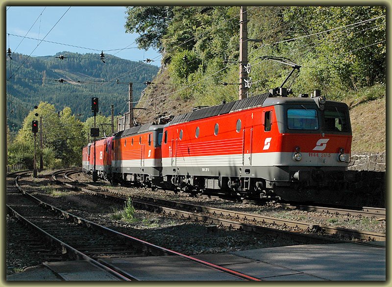 Der sonntgliche Lokzug von Bruck an der Mur nach Wien angefhrt von 1144 217 am 8.10.2006 bei der Einfahrt in Breitenstein.