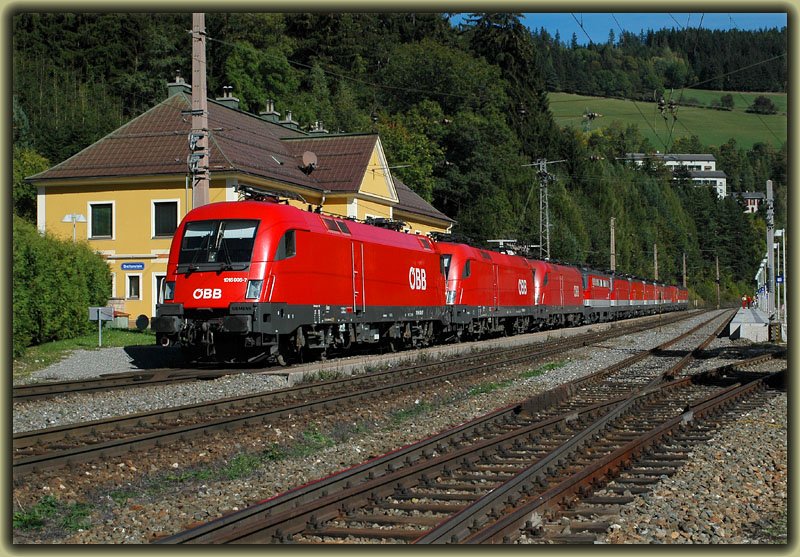 Der sonnt�gliche Lokzug von Bruck an der Mur nach Wien bestand am 8.10.2006 aus 12 Maschinen. Hier bei der Durchfahrt in Breitenstein. 