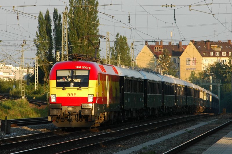 Der Spanien-Stier (1116 232) am 21.06.08 mit dem VSOE (Orient Express) in Mnchen-Heimeranplatz