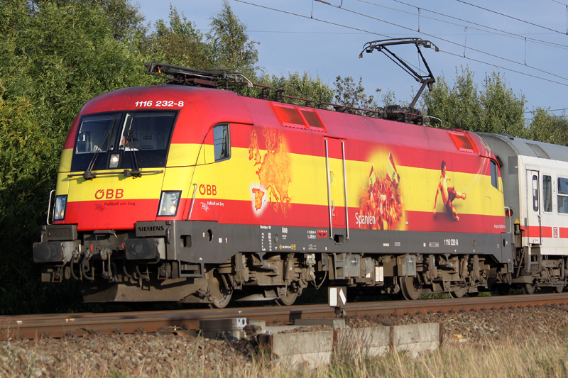 Der Spanien Taurus 1116 232-8 mit dem IC 2082 Knigsee bei der Durchfahrt durch Maschen, am 04,09,09