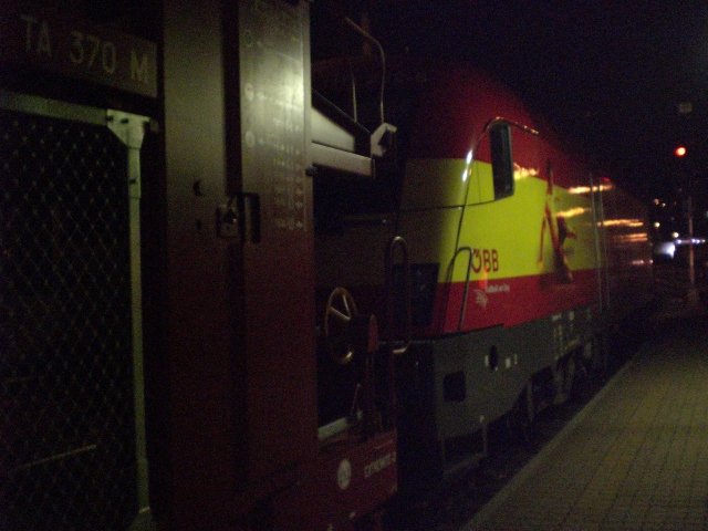Der Spanien-Taurus steht am 8.11.2008 bei einem Zwischenstop mit einem Gterzug Richtung Schweiz zum Tfz-Wechsel im Innsbrucker Hbf.