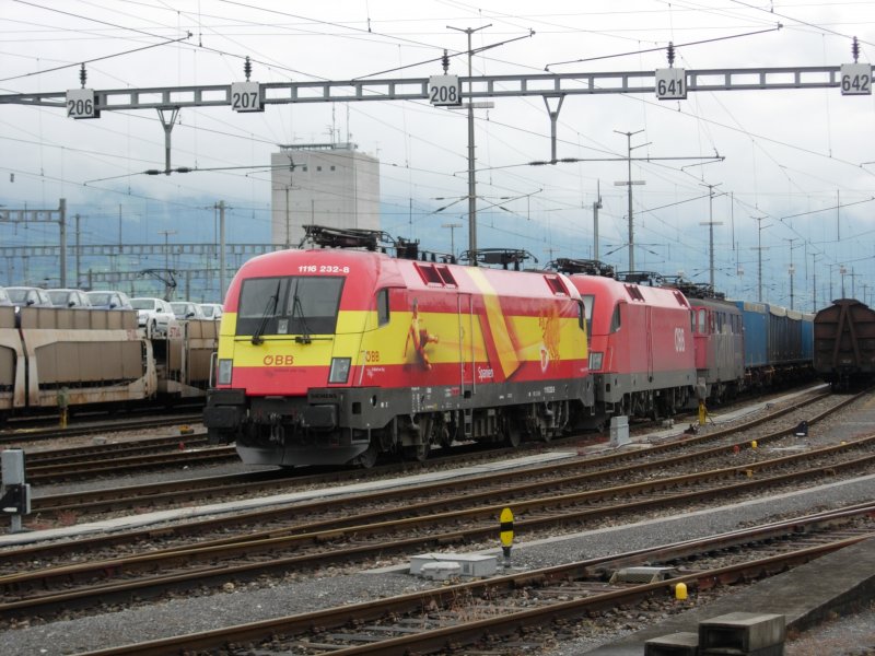 Der Spanien-Taurus und eine weitere 1116 bespannten einen GZ von Buchs/SG nach Hall in Tirol. Kurz vor Abfahrt im GB Buchs