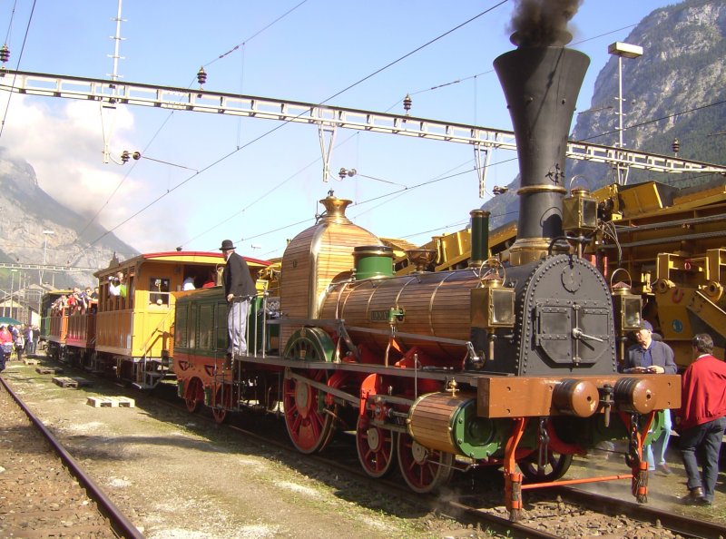 Der Spanisch Brdli Zug bei der ausfahrt aus Erstfeld am 08.09.2007 