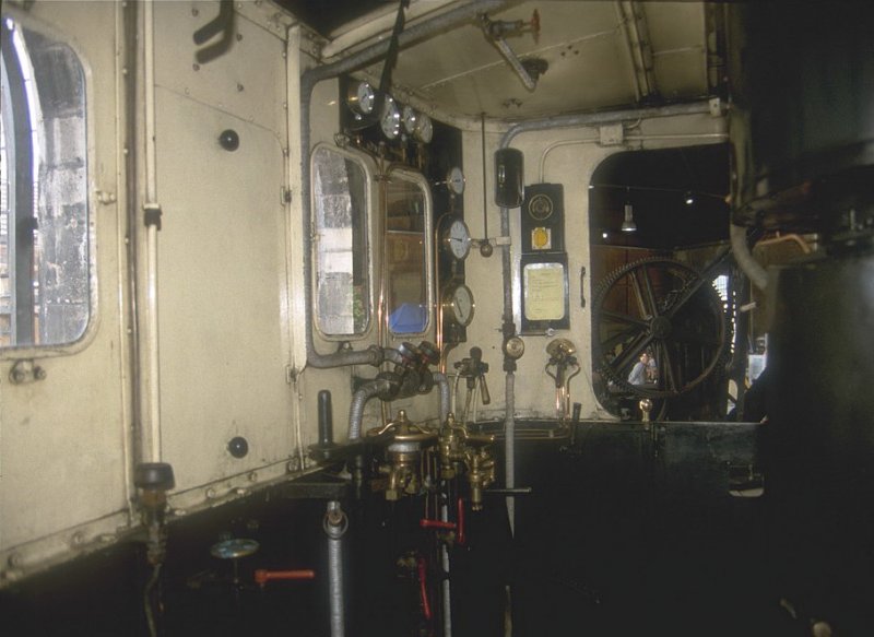 Der spartanisch eingerichtete Fhrerstand des Dampftriebwagens CZm 1/2(Esslingen 1902)hier in Delmont/Delsberg 199(Archiv P.Walter)