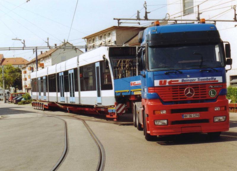 Der Spezialtransporter mit dem  Combino  hat es - zumindest vorlufig - geschafft. Er steht am 22.7.2003 um 10.30 Uhr im Betriebshof der Stadtwerke Ulm.