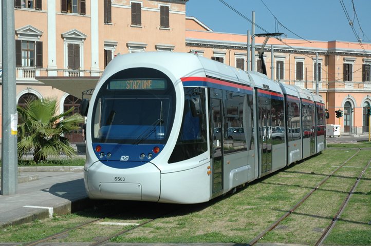 Der SS03 der FdS am 24.4.07 in Sassari. Die Metro verkehrt zwischen dem Bahnhof und Emiciclo Garibaldi.
