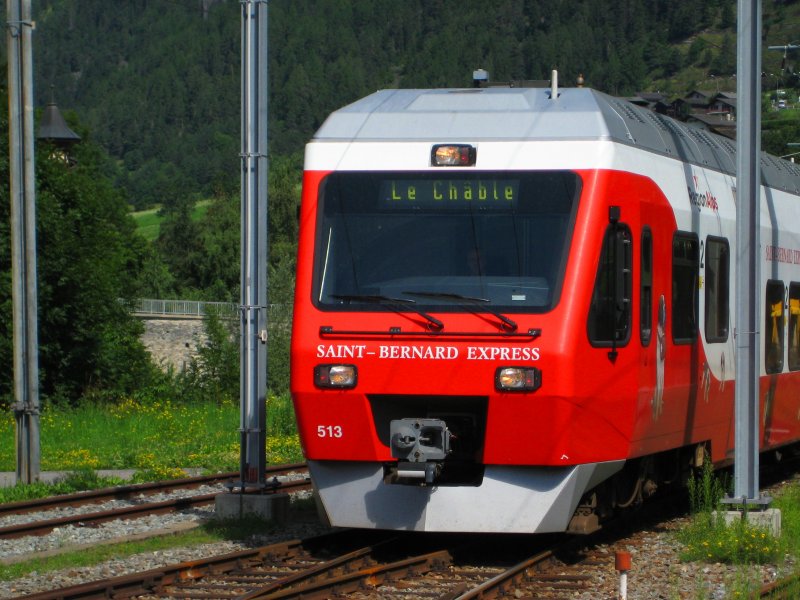 Der St-Bernard Express gefhrt durch den RABe 527 513 fhrt in den Bahnhof von Le Chble ein.