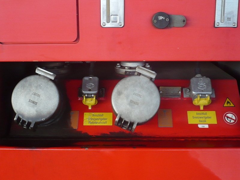 Der Stadler GTW hat im Mittelteil zwei Tankstutzen, einer fr Diesell, einer fr Heizl. Demnach hat er einen extra Heizdiesel, aufgenommen am 13.02.2008.