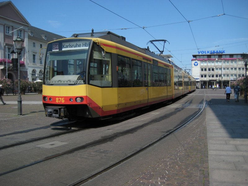 Der Stadtbahnwagen 876 des Typs GT8-100D S2 M auf der S4 am Marktpaltz in Karlsruhe.