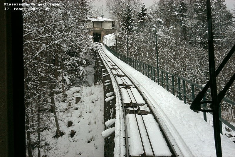 Der Stampfbetonviadukt der Hungerburgbahn - errichtet 1906, erhht Mitte der Fnfziger Jahre, um den Querschnitt der Bahn fr grere Seilspannung anzupassen - heute schaut der Beton der Erhhung erstaunlicherweise viel schlechter aus als jener von 1906. 17. Feber 2005 kHds
