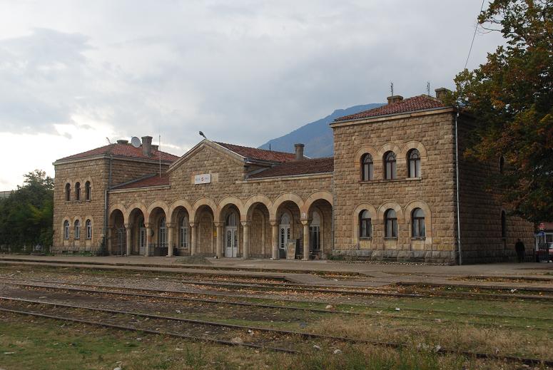 Der stattliche Bahnhof von Peje / Pec mit seinen siebengleisigen Anlagen hat am 11.10.09 seine besten Zeiten lngst gesehen. Heute kommen hier nur noch vormittags und abends je ein Personenzug an. Der abendliche Zug bleibt stehen und fhrt dann am frhen Morgen wieder ab. Den einstigen Gterverkehr der hiesigen Industrie zu jugoslawischen Zeiten gibt es nicht mehr. Der einzige verbliebene Betrieb, die Peje Pilsener Brauerei, transportiert alles per Lkw.