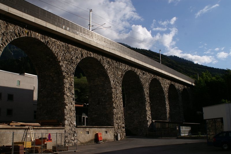 Der steinerne Viadukt der Arlbergbahn westlich der Innbrcke in Landeck - frisch renoviert glnzt nicht nur der Bogen, sondern auch der frisch aufgehngte Kupferdraht! Ein Bild, das Freude macht. 31. Mai 2009 kHds