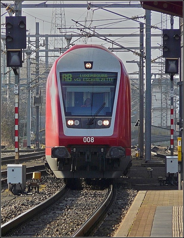 Der Steuerwagen 008 hat am 19.12.08 den Bahnhof von P�tange erreicht und wird nach Luxemburg via Esch/Alzette weiterfahren. (Jeanny) 
