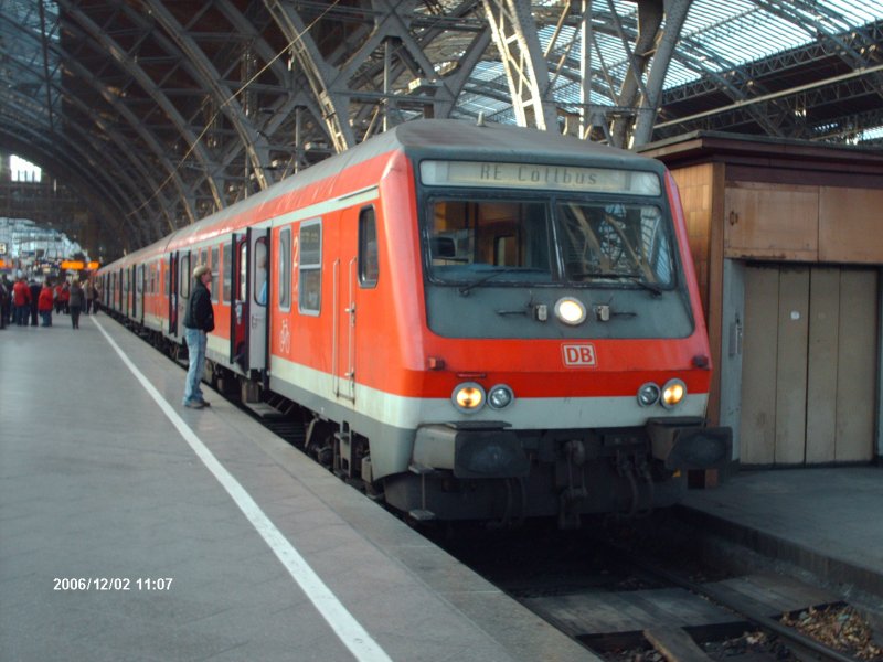 Der Steuerwagen der Bauart Bybdzf, der als RegionalExpress nach Cottbus fhrt, stand am 02.12.2006 in Leipzig Hbf zur Abfahrt bereit.