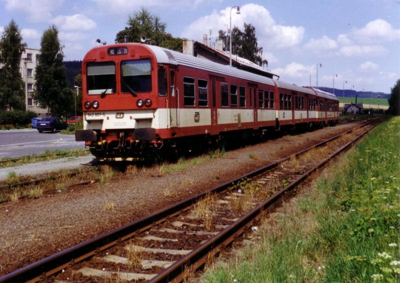 Der Steuerwagen BR 943 und ein Triebwagen BR 843 in Olbersdorf