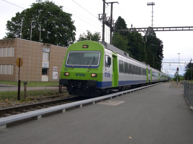 Der Steuerwagen Bt 50 63 2934 994-4 fhrte am 27.05.07 den RE 3324 von Luzern nach Bern. Hier beim Halt in Malters (LU). Am Schluss des Zuges schiebt die Re 4/4 420 505-0. Grundstzlich findet sich bei den RE-Zgen Bern-Luzern die Lok in Richtung Luzern. Danach folgen ein AD-Wagen, ein Halbgepckwagen mit 3 Abteilen 1. Klasse, sowie ein A- und 4 B-Wagen. Die Standartkomposition besteht also aus 6 Wagen.