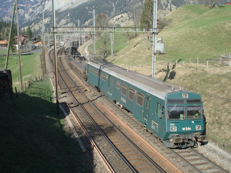 Der Steuerwagen Bt 944 verlsst am 14.4.2007 Kandersteg in Richtung Goppenstein.