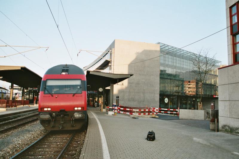 Der Steuerwagen des IC 2000, am 8.12.03 in Zug