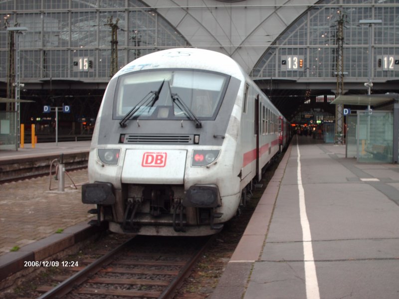 Der Steuerwagen des IC 2048 in Leipzig Hbf, der auf das Abfahrtssignal am 09.12.2006 nach Dsseldorf Hbf wartete