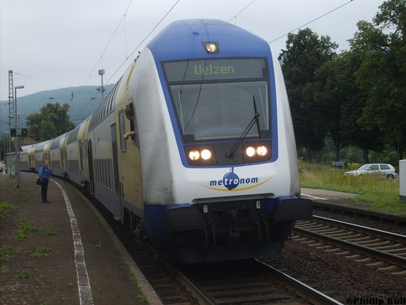 Der Steuerwagen des ME 80844 steht am 8.8.07 im Bahnhof Freden und wartet dort mit eingeschaltetem Fernlicht und nettem Tf auf die Weiterfahrt nach Uelzen ber Elze, Hannover und Celle