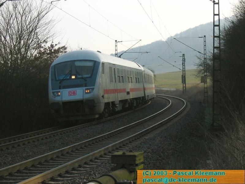 Der Steuerwagen des nachmittglichen IC Linie 51 von Weimar nach Dsseldorf, aufgenommen nahe Hofgeismar-Hmme (Landkreis Kassel).