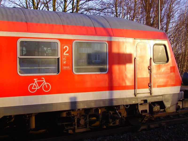 Der Steuerwagen des RE nach Kiel beim Halt in Elmshorn. Der Wagen ist der Zugschluss. 31.12.07