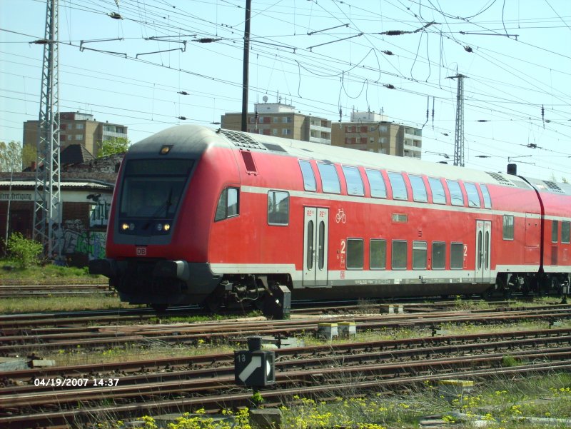 Der Steuerwagen des RE1 auf der Fahrt wieder zurck an den Bahnsteig,Eisenhttenstadt am 19.04.07