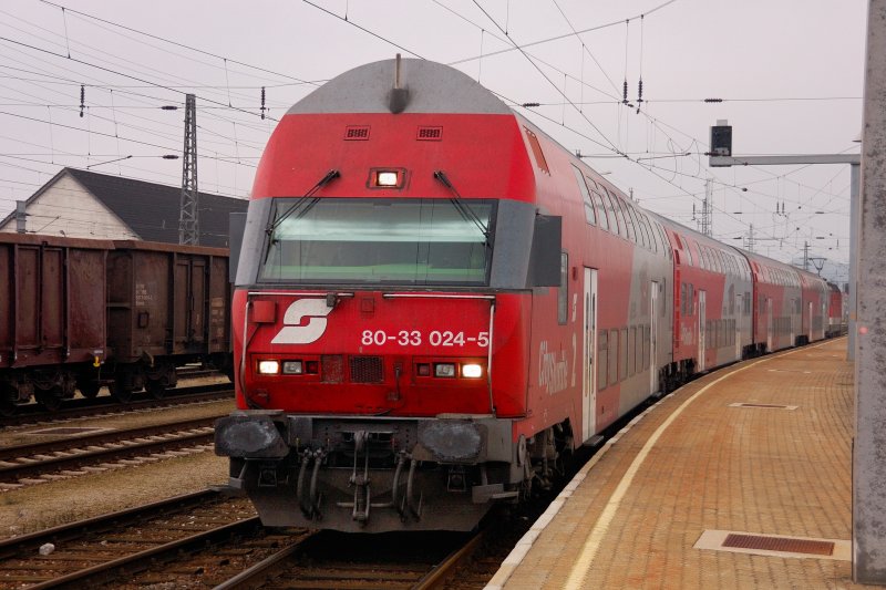 Der Steuerwagen mit dem  grimmigen Blick . Doppelstock-CityShuttle mit 80-33 024-5 fhrend verlt Amstetten, N Richtung Westbahn Wien. (Nov. 2008).