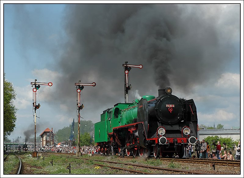 Der Stolz des BW Wolsztyn ist zweifellos Pm36-2 -  Die schne Helena  Nur zwei Maschinen wurden von der BR Pm36 gebaut. Die verkleidete Pm36-1 verschwand in den Kriegswirren, Pm36-2 kam 1995 ins BW Wolsztyn. Am 19. Jaunar 2003 hat sie einen neuen Geschwindigkeitsrekord aufgestellt. Auf der Hauptstrecke Poznan - Leszno erreichte sie mit ihren 1325 Kw eine Geschwindigkeit von ber 130km/h. Wolsztyn am 3.5.2008.
