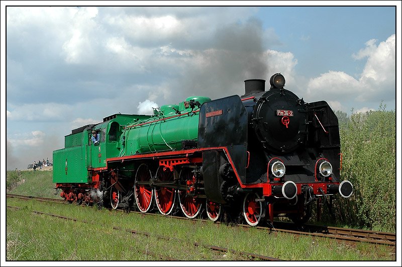 Der Stolz des BW Wolsztyn ist zweifellos Pm36-2 -  Die schne Helena  Nur zwei Maschinen wurden von der BR Pm36 gebaut. Die verkleidete Pm36-1 verschwand in den Kriegswirren, Pm36-2 kam 1995 ins BW Wolsztyn. Am 19. Jaunar 2003 hat sie einen neuen Geschwindigkeitsrekord aufgestellt. Auf der Hauptstrecke Poznan - Leszno erreichte sie mit ihren 1325 Kw  eine Geschwindigkeit von ber 130km/h. Dampflokparade in Wolsztyn am 3.5.2008.