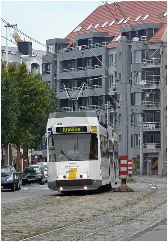 Der Stra�enbahnwagen N� 6001 von  de Kusttram  legt sich in Blankenberge in die Kurve auf seiner Fahrt nach Knokke am 13.09.08. (Jeanny)