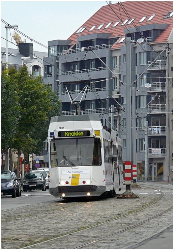 Der Straenbahnwagen N 6001 von  de Kusttram  legt sich in Blankenberge in die Kurve auf seiner Fahrt nach Knokke am 13.09.08. (Jeanny)