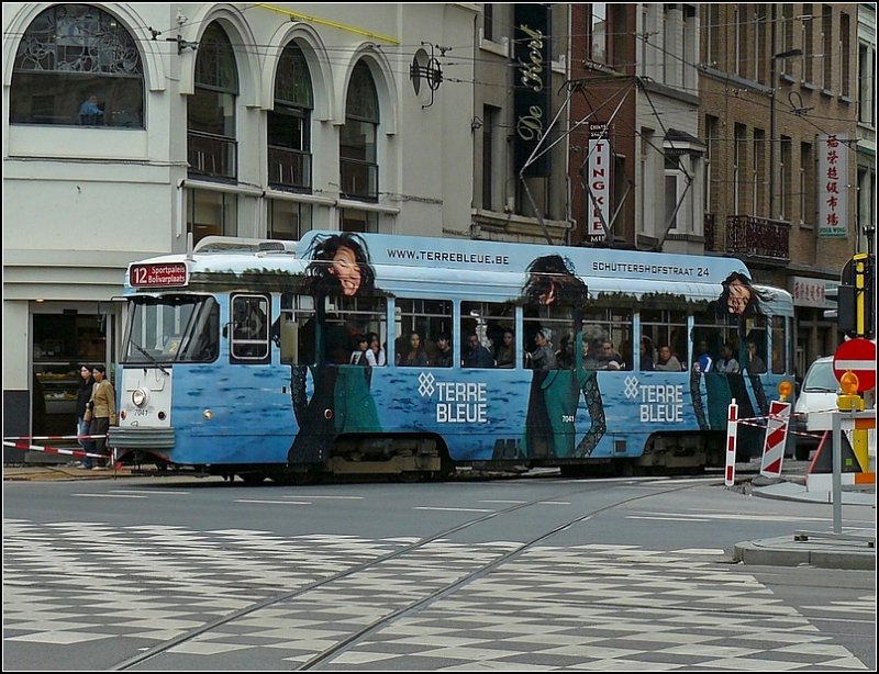 Der Stra�enbahnwagen N� 7041 mit Vollwerbung aufgenommen am Bahnhof Antwerpen Centraal am 13.09.08 (Hans)