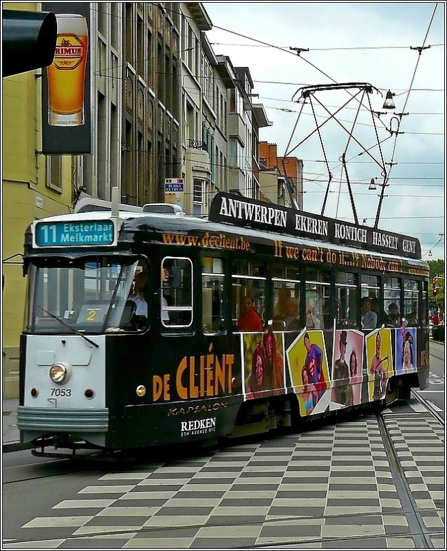 Der Stra�enbahnwagen N� 7053 mit Vollwerbung biegt in die Schleife vor dem Bahnhof Antwerpen Centraal ein. 13.09.08 (Hans)
