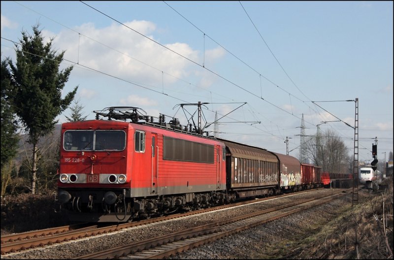 Der  Stromcontainer  155 228 ist noch mit langen Kontrastbalken unterwegs und schleppt einen langen Gterzug, groteil davon waren Leerwagen, von Hagen-Vorhalle in Richtung Witten. (07.03.2009)