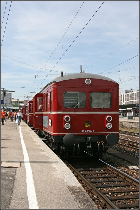 Der Stuttgater 465 006/806 606 sonnt sich am 01.07.07 in Mnchen Ost. 