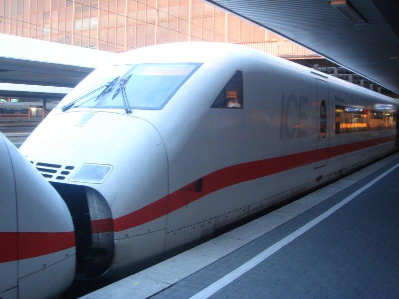 Der STW des InterCityExpress 990 anch Frankfurt am Main Hauptbahnhof. Aufgenommen am 18.07.07