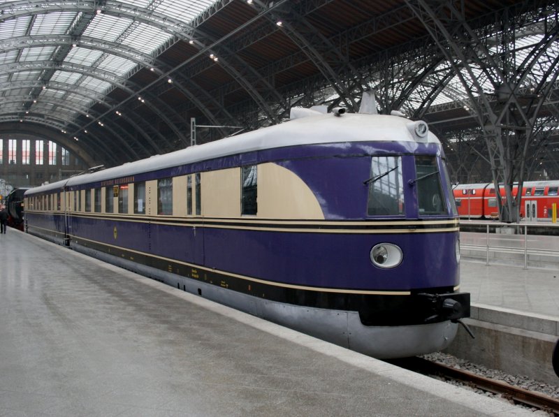 Der SVT 137 225 (Fliegender Hamburger) am 22.02.2009 auf dem Museumsgleis in Leipzig Hbf. 