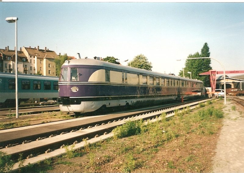 Der SVT 137 225 war bis zur seiner Auerdienststellung beim Bh Leipzig Hbf Sd beheimatet.Hier steht der Zug im Mai 2000 abgestellt im Bh.