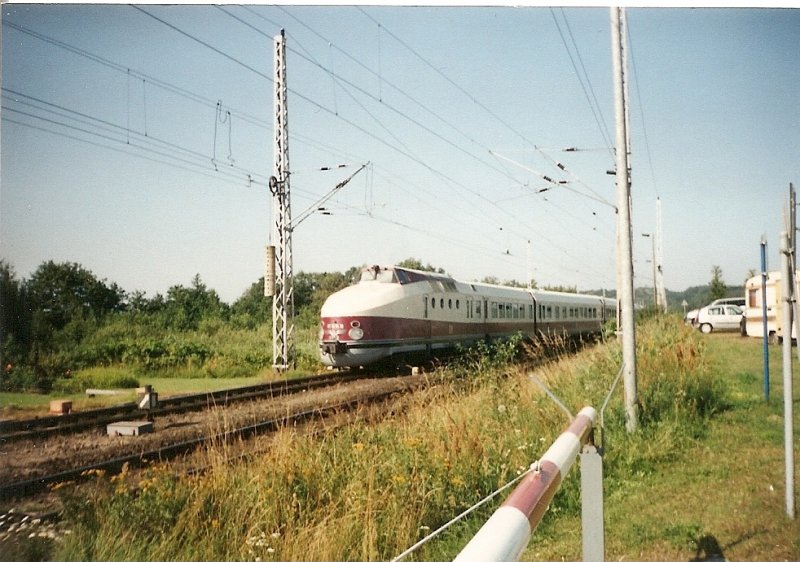 Der SVT 175 war auch Jahr 2002 wieder auf Sonderfahrt auf Rgen.Hier fhrt der Zug in den Bahnhof Lietzow ein und passiert den letzten mit Schrankenwrtern besetzten Schrankenposten.