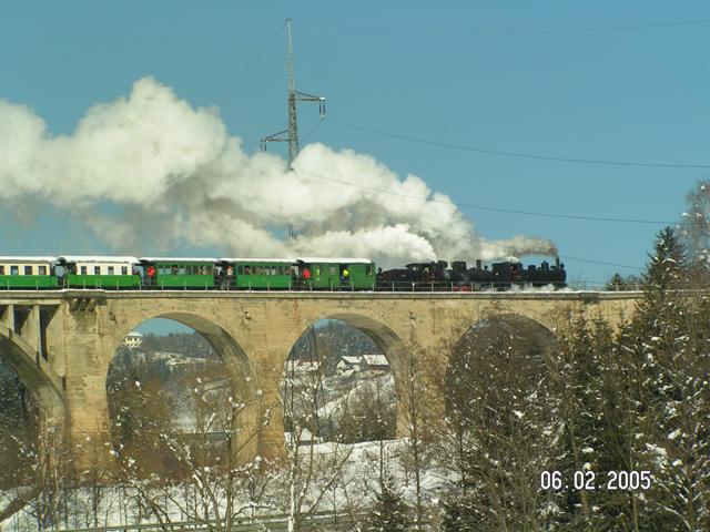 Der  SWR-Dampfbummelzug  fhrt soeben ber das Grub-Viadukt.
<a href= http://www.bahnbilder.de/kauf  target= _blank ><img src= http://www.bahnbilder.de/counter/counter_new.php?key=189245413  alt= Bahnbilder.de  title= bahnbilder.de  border= 0 ></a>


