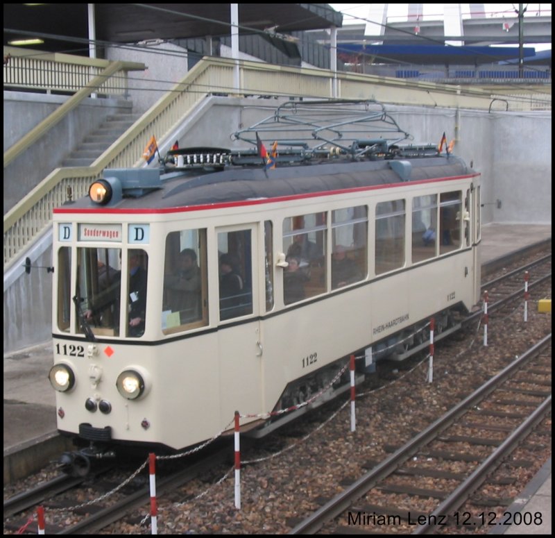 Der T4 1122, hlt gerade an der Haltestelle Ostausgang in Ludwigshafen,...(Aufgenommen am 14.12.2008, Anlsslich der 12er Abschiedsfahrt)