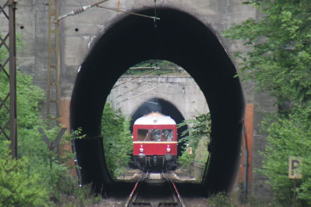 Der T62 der ehem. Halberstad Blankeburger Eisenbahn berquert das Krocksteinviadukt und fhrt in den Krumme-Grube-Tunnel ein; Neuwerk, 27.05.2007