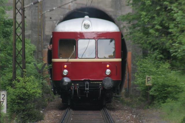 Der T62 der ehem. HBE fhrt in den Nebelholztunnel ein; 29.05.2007